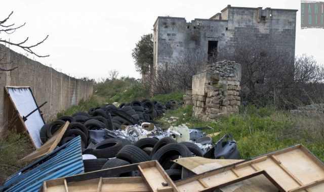 Bari, l'antica e desolata strada Deserto: rifiuti e siringhe tra chiese e masserie